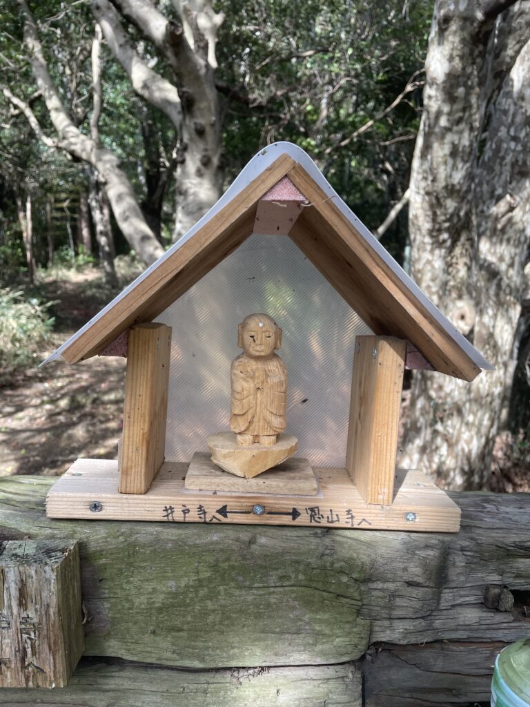 かわいい木彫りの道しるべ