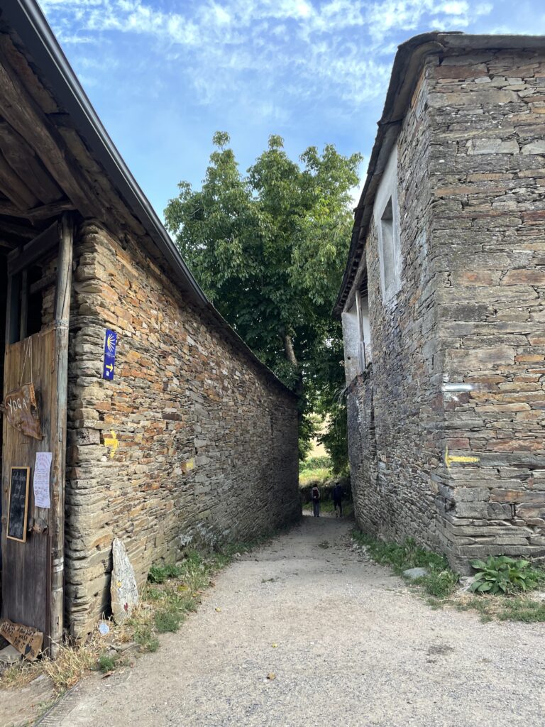 スペインの矢印（民家にスプレー）