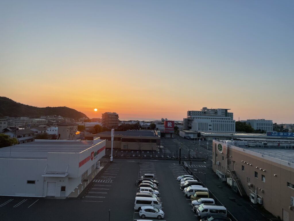 部屋から見えた朝日