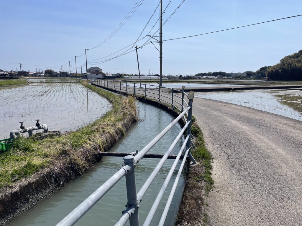 滔々と流れる水路