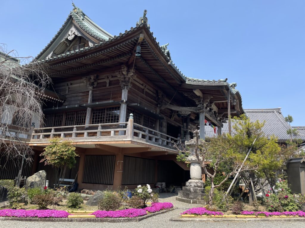 立江寺本堂（左から）