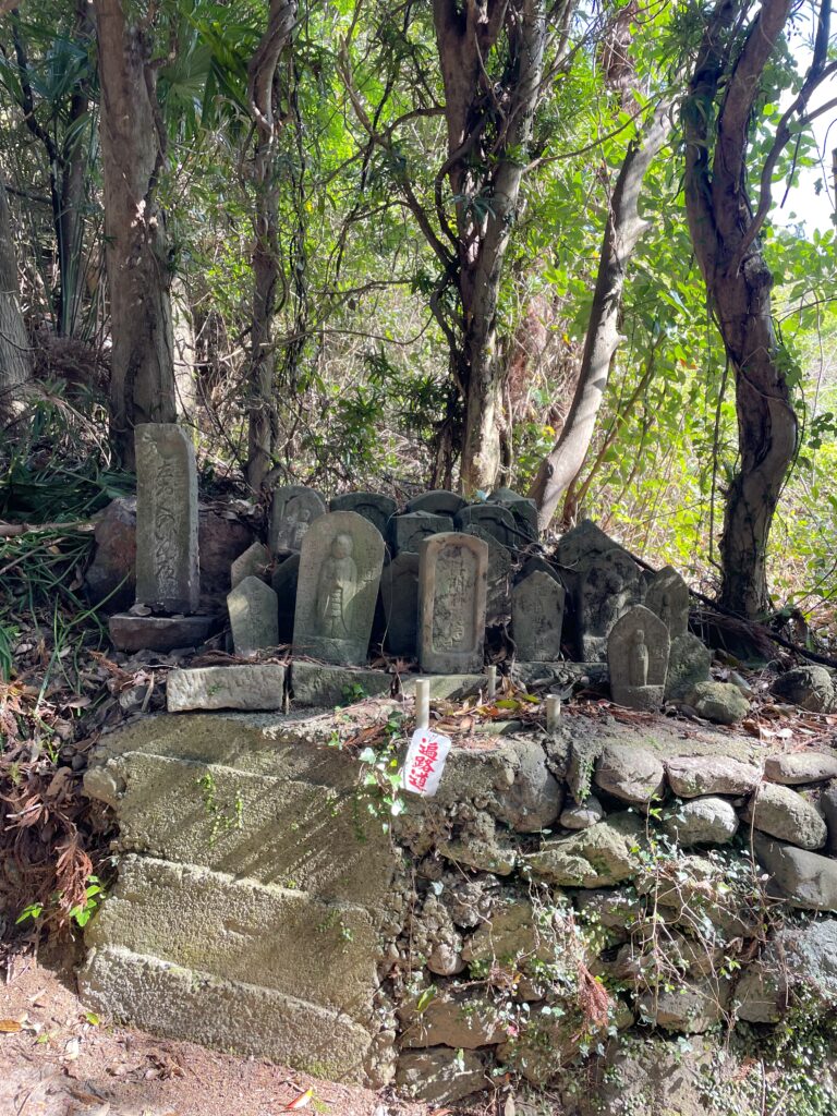 お地蔵さまと「左おくのいん」の案内