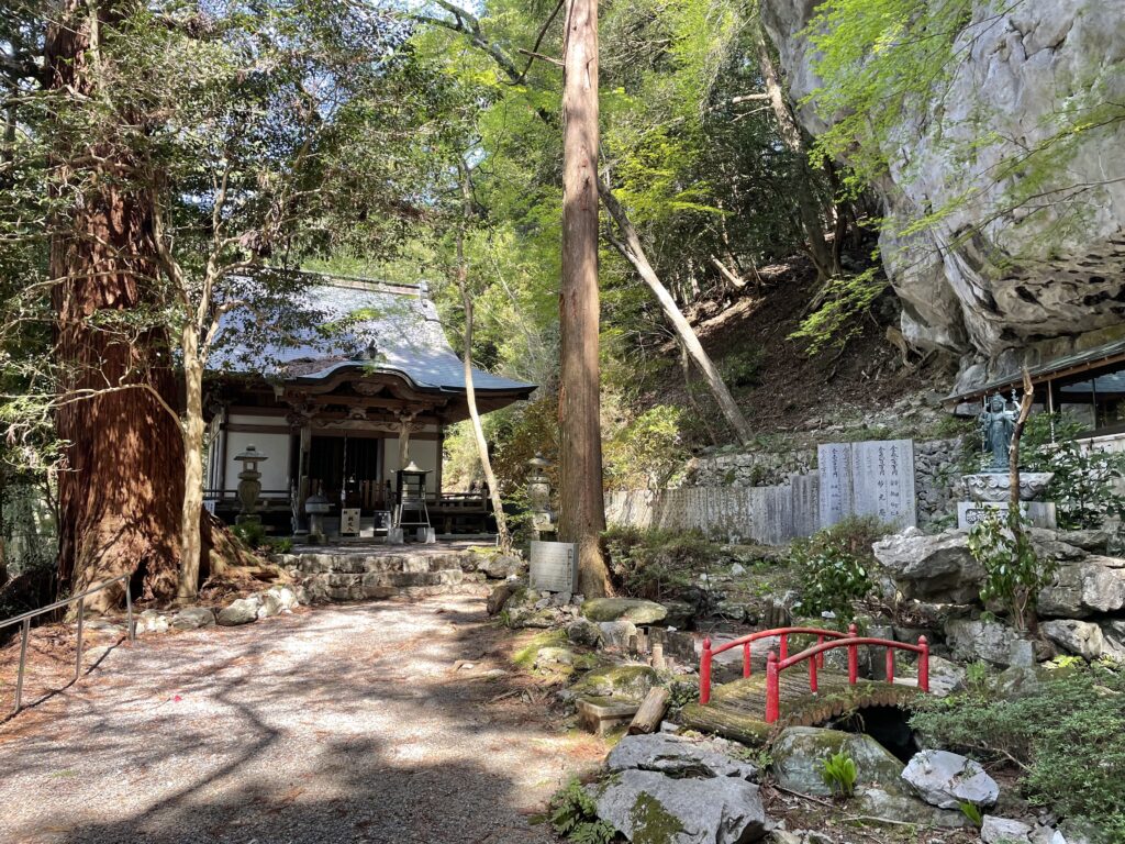 本堂とその横に聳える岩山