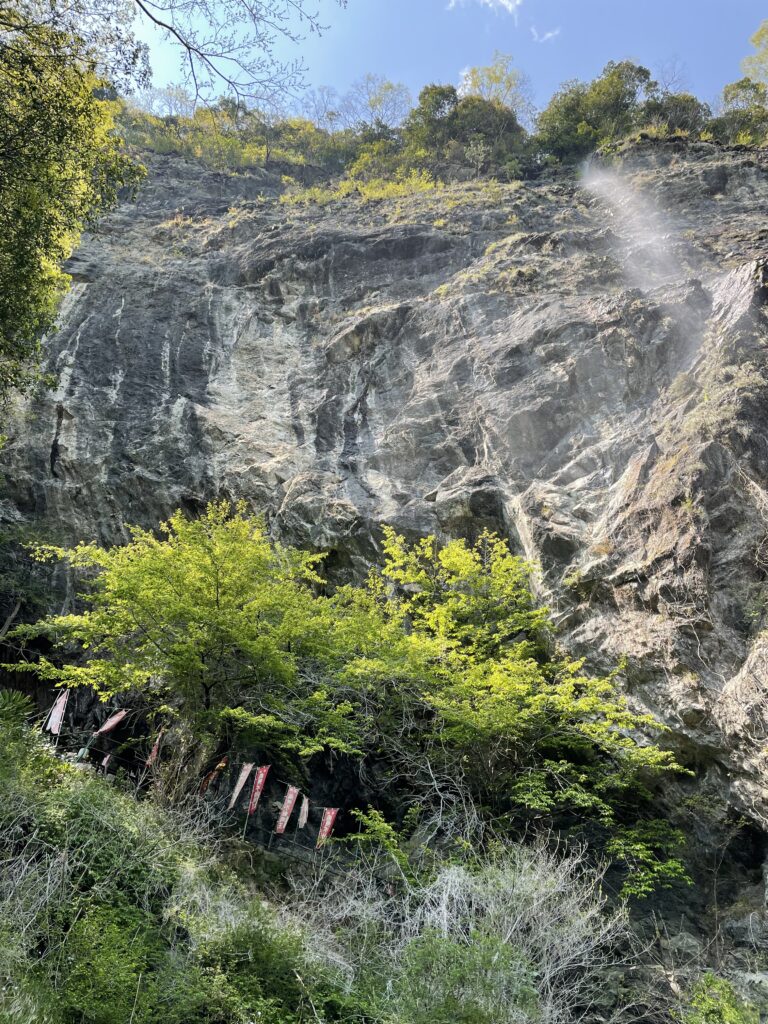 滝の下から見上げた様子