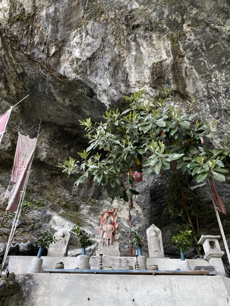 滝の下のお不動さま