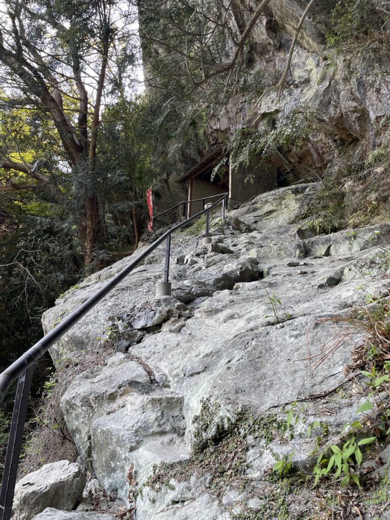 ロッククライミングな本堂への道