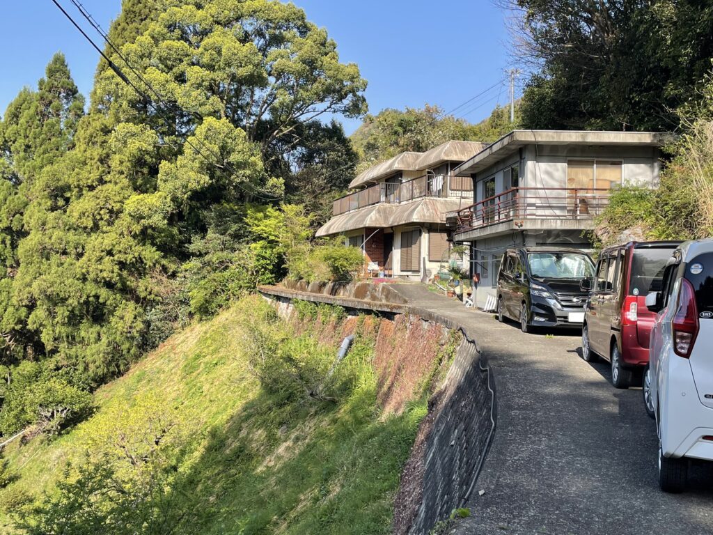 民家の軒先を通る