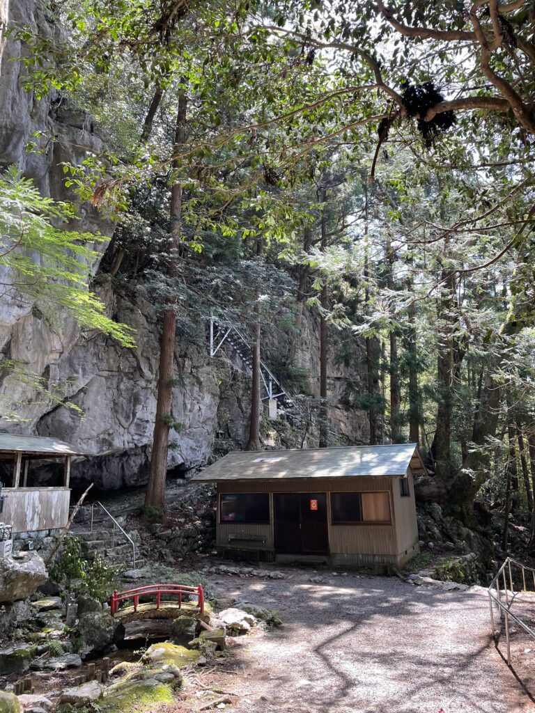 休憩小屋と穴禅定への階段