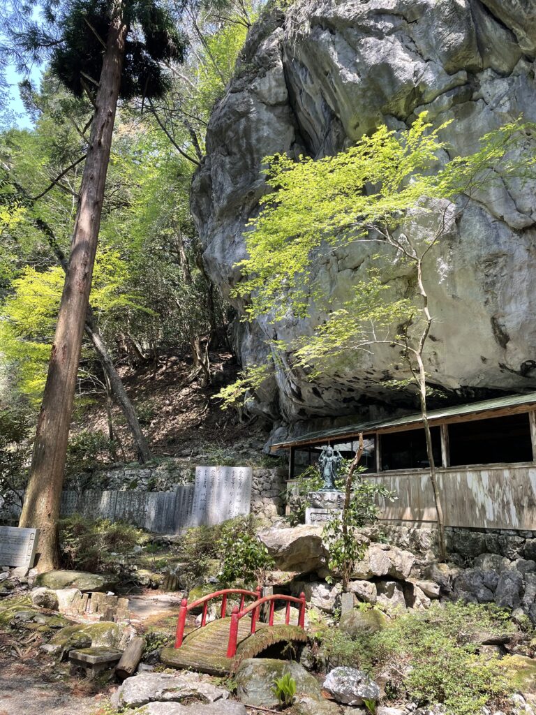 改めて行場を見上げる