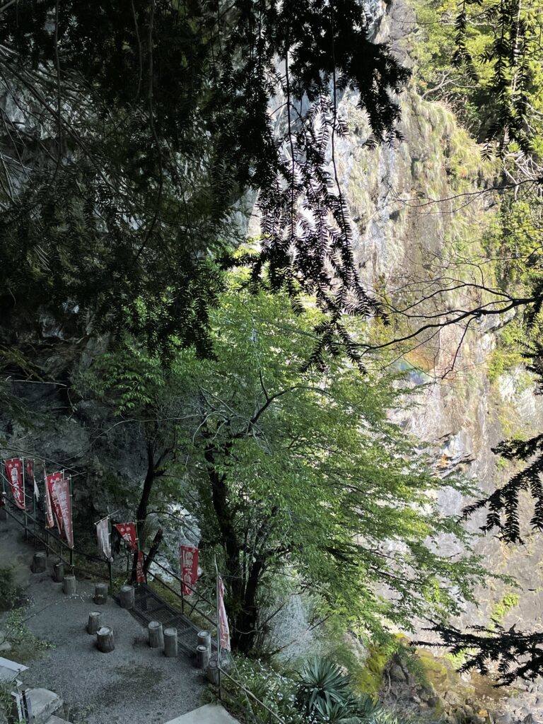 滝壺を見下ろすと虹が見えた