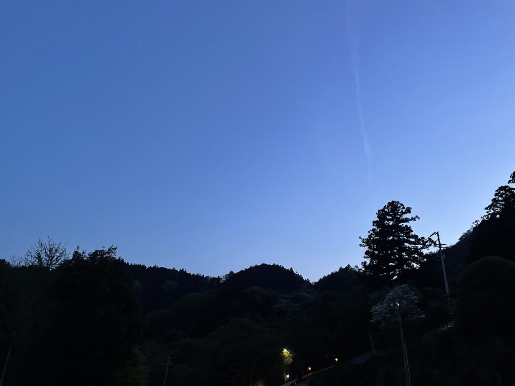 部屋から見る宵闇