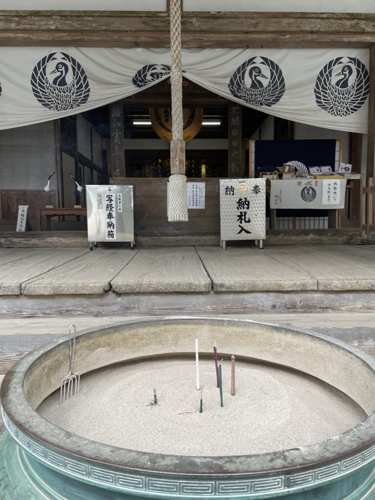 香炉にお線香数本