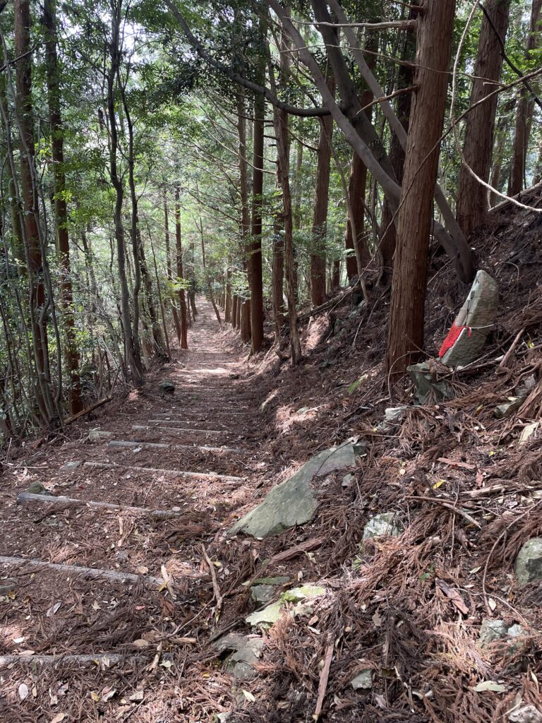 斜めになったお地蔵さま