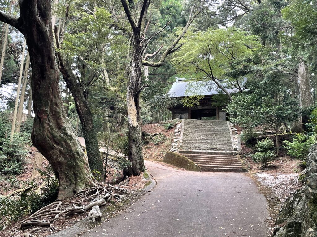 山門前の階段