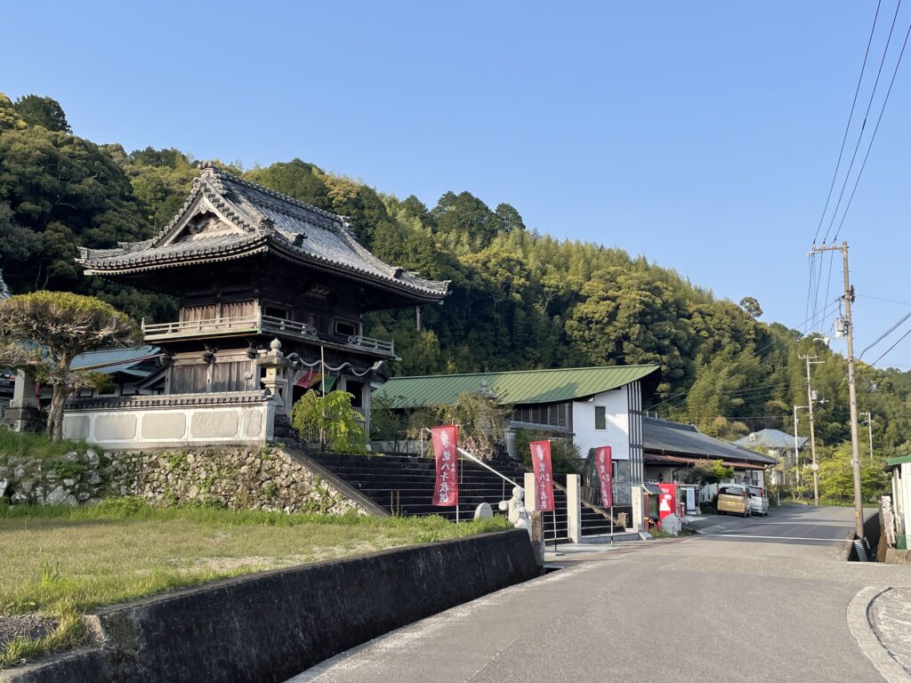 平等寺が見えた
