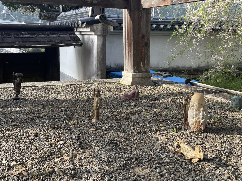 鐘撞堂の下の小さな仏さま