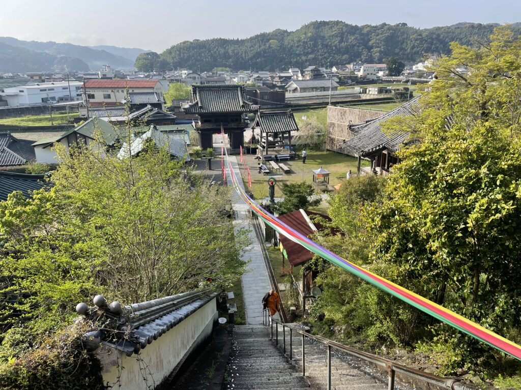 本堂から眼下を眺める