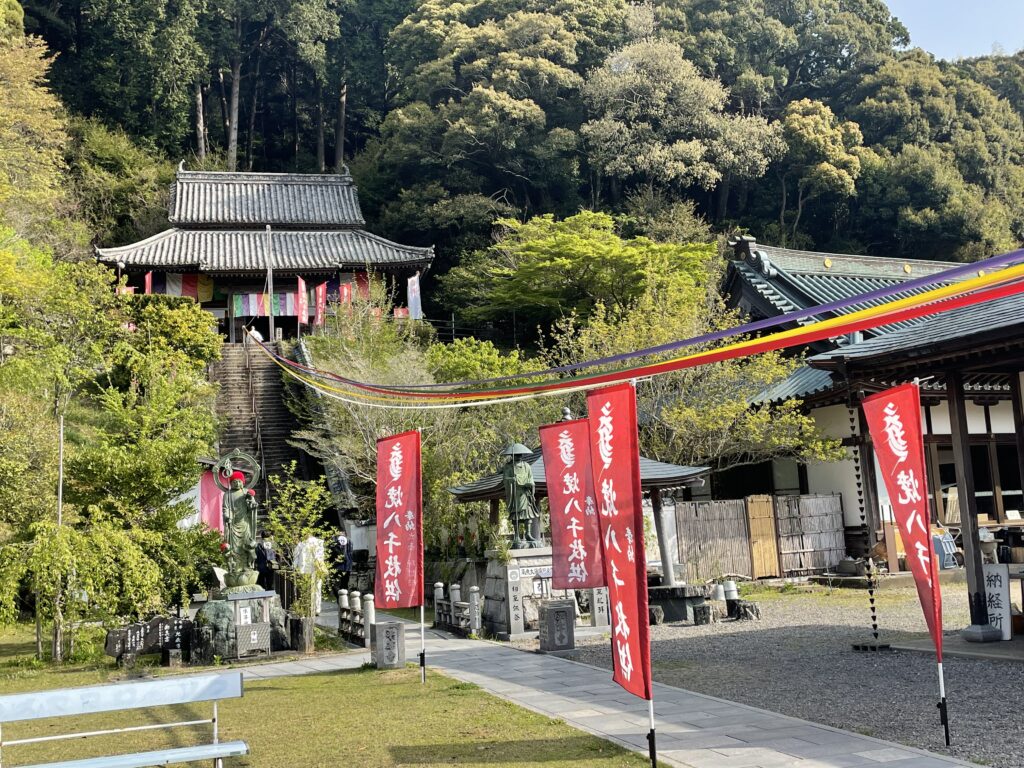 平等寺の境内