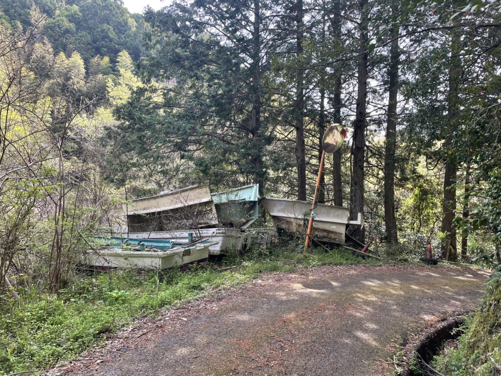 山中に棄てられた漁船