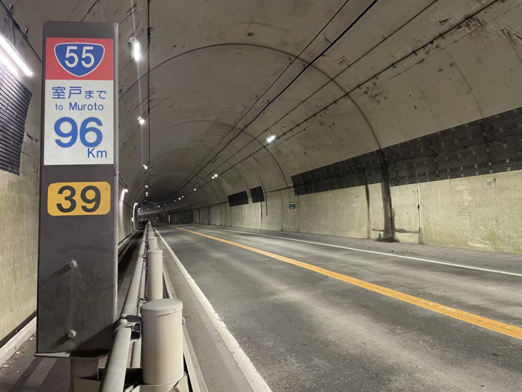 トンネル内のキロポスト