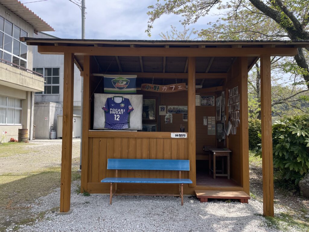 校庭に建てられた休憩所