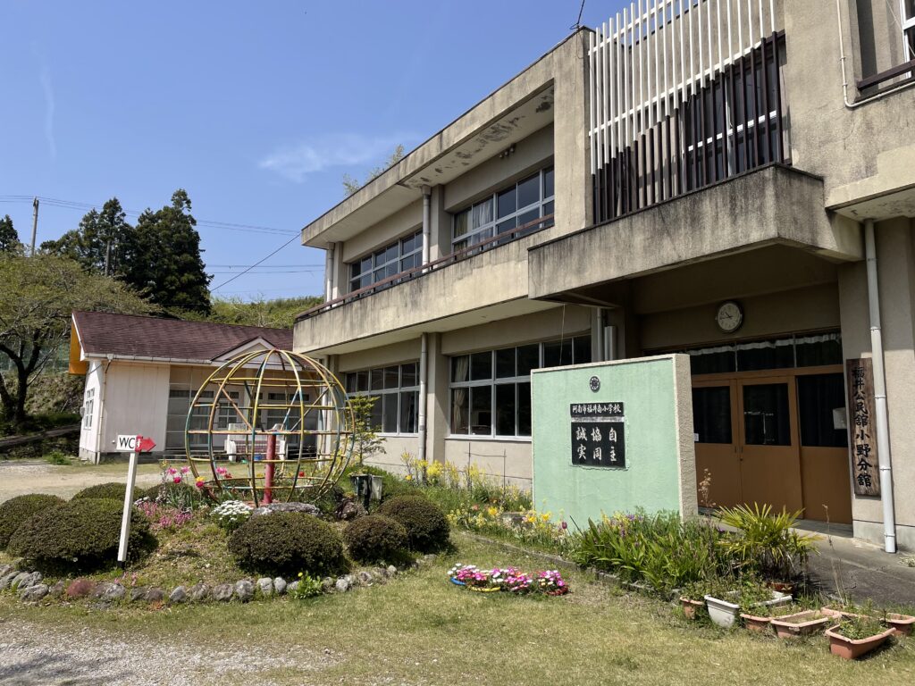 福井南小学校の校舎