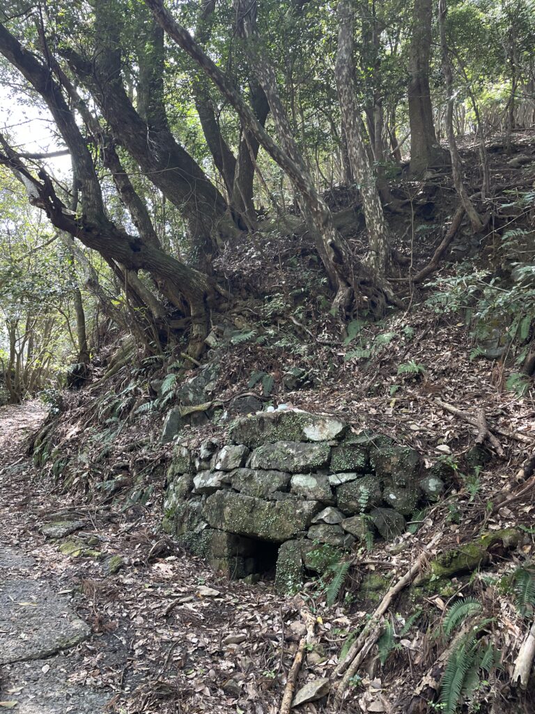 穴の開いた石積み