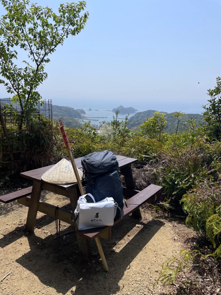 テーブルでお昼ごはん