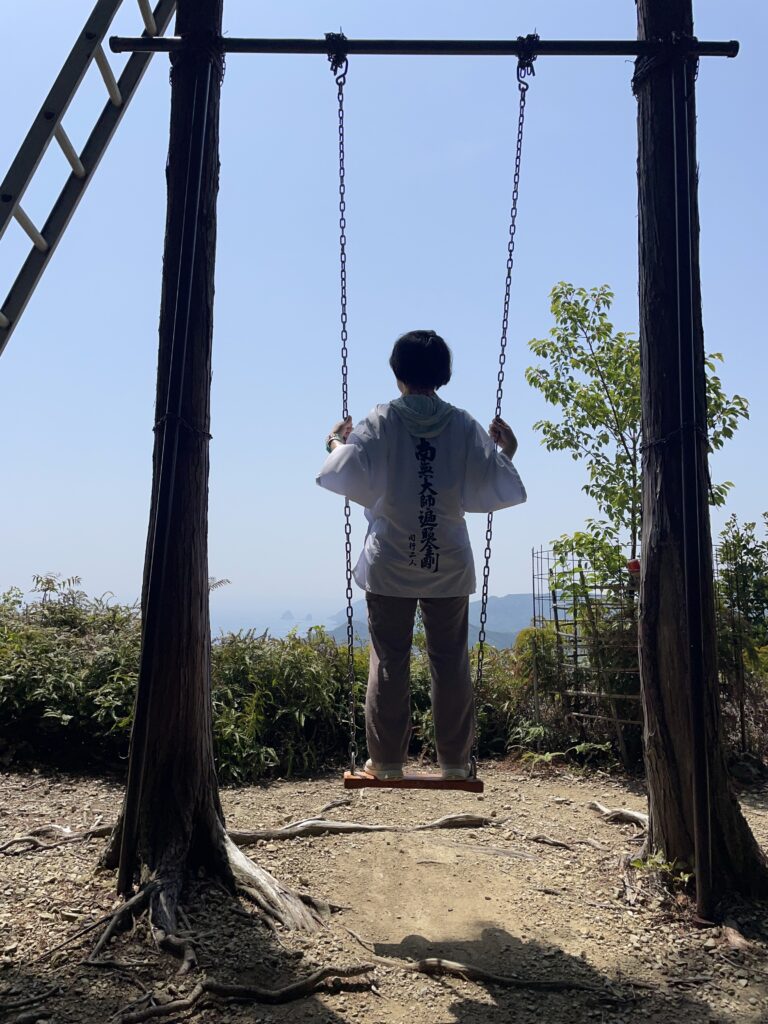 ブランコを漕いでみる