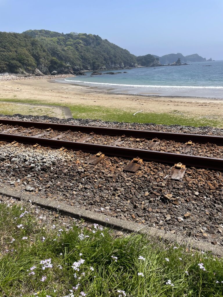 線路と砂浜