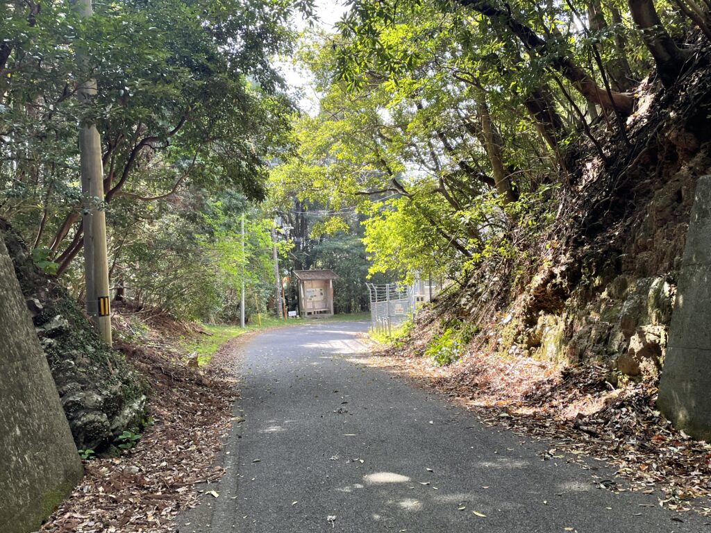 山座峠休憩所が見えてきた