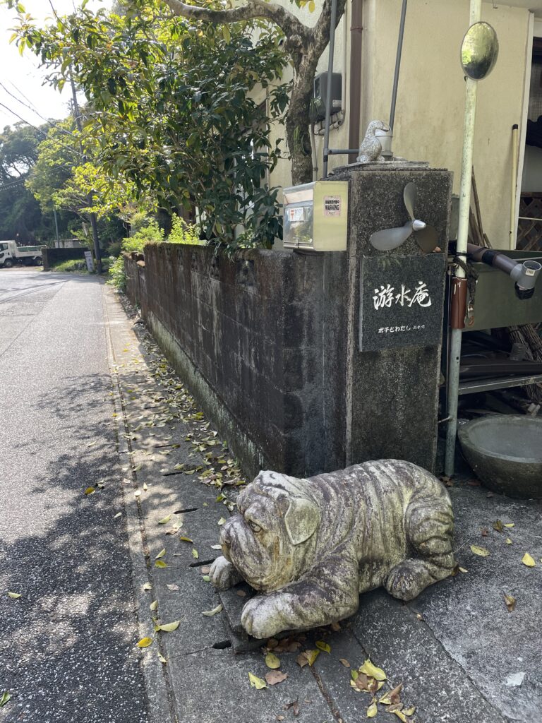番犬の置物に驚く