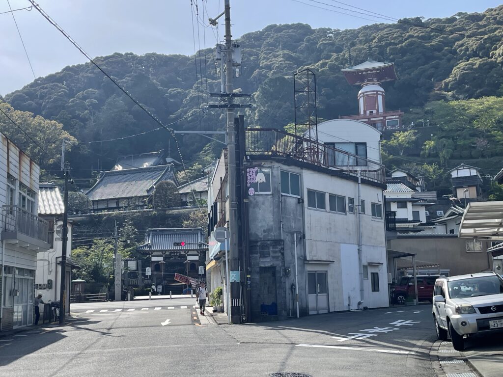 薬王寺への参道