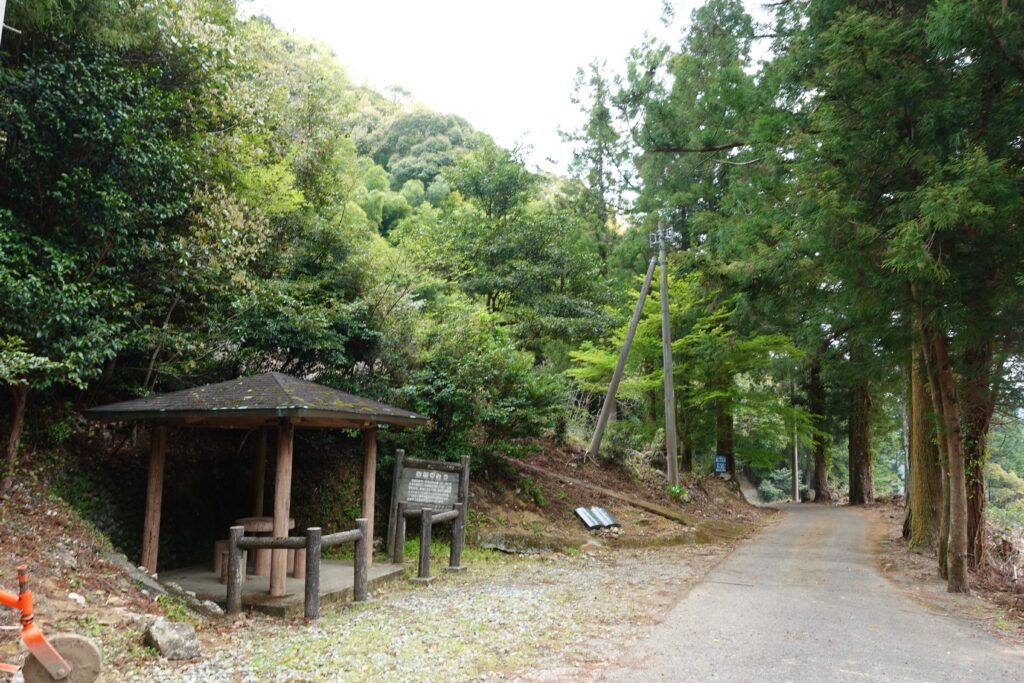 八幡神社横の休憩所
