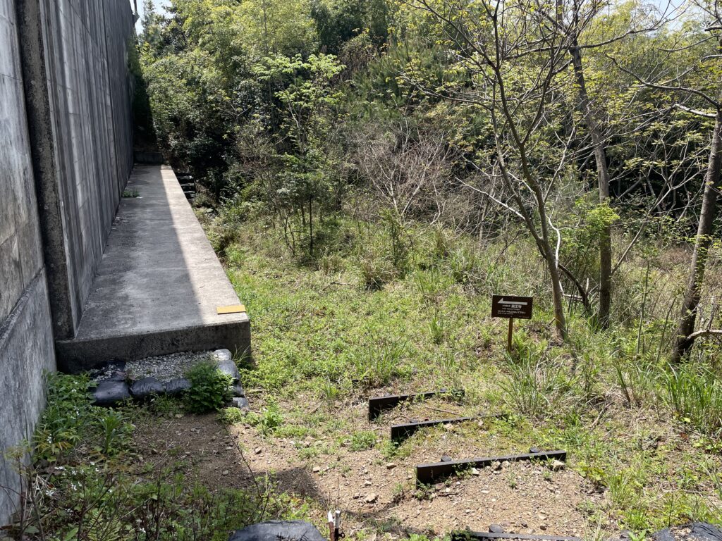 高架の足元に新設された遍路道