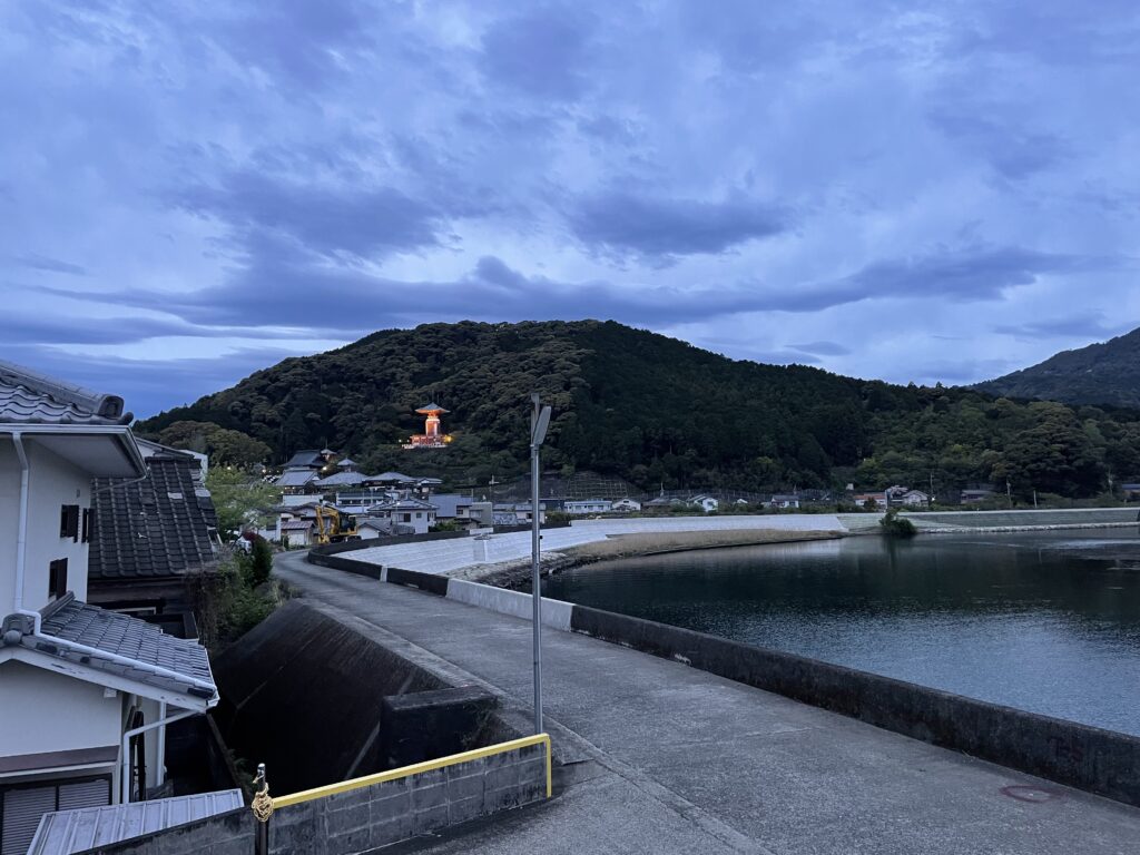 ライトアップされた瑜祇塔