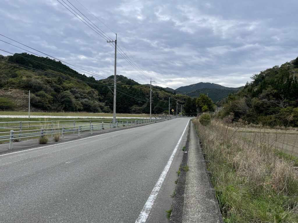 無味乾燥な車道沿い