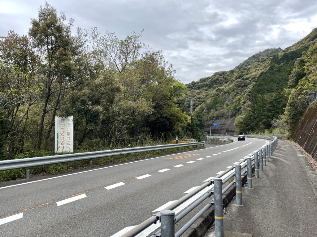 登坂車線前の「左に寄れ」の看板