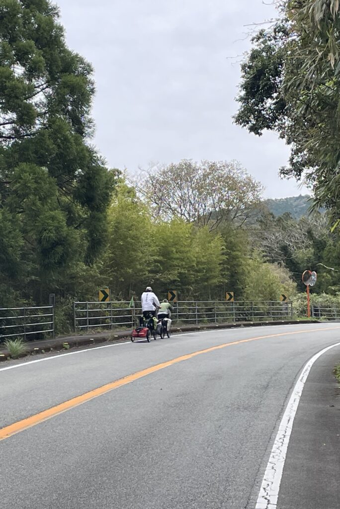 タンデム自転車に乗った2人のお遍路さん