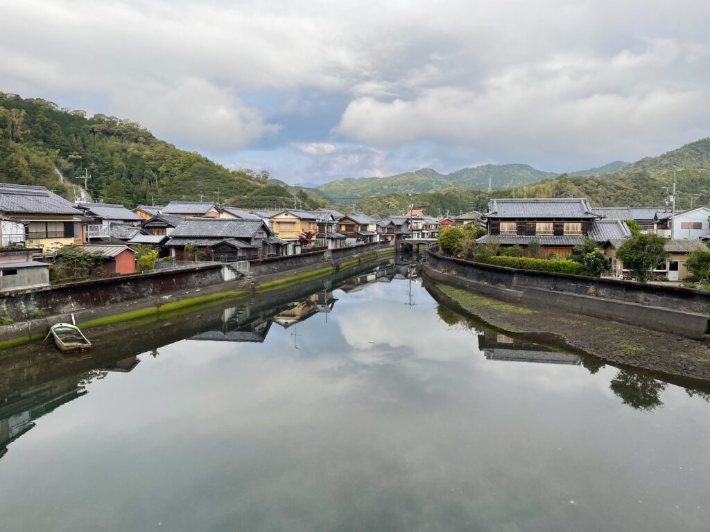 浅川橋から町並みを望む