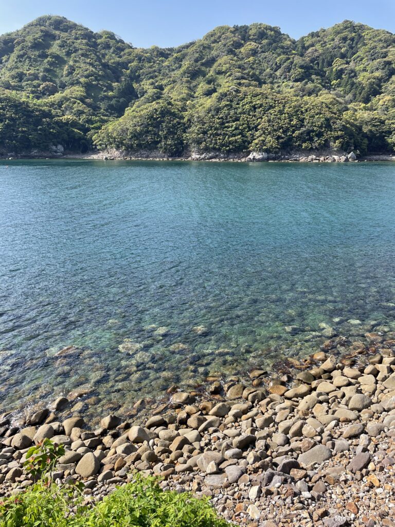 透き通る海