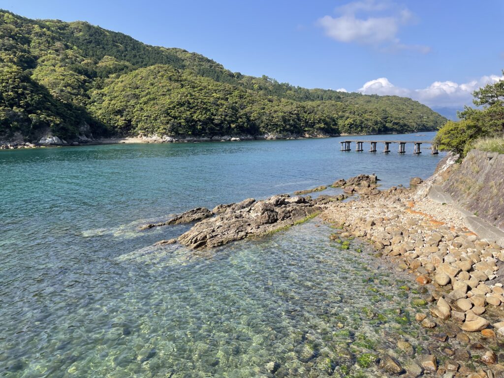 ターコイズブルーが美しい那佐湾の風景