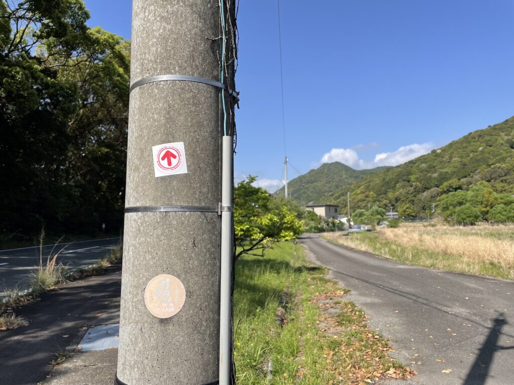 電柱に貼られた東洋大師のシール