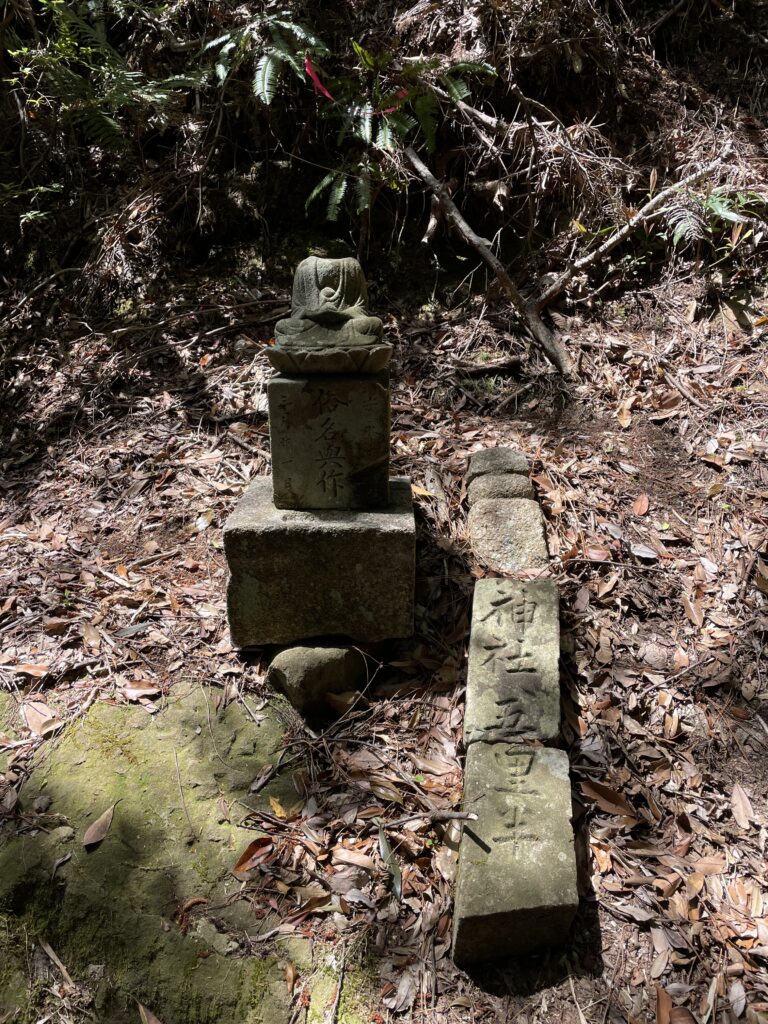 お地蔵さまと神社へのしるべ石
