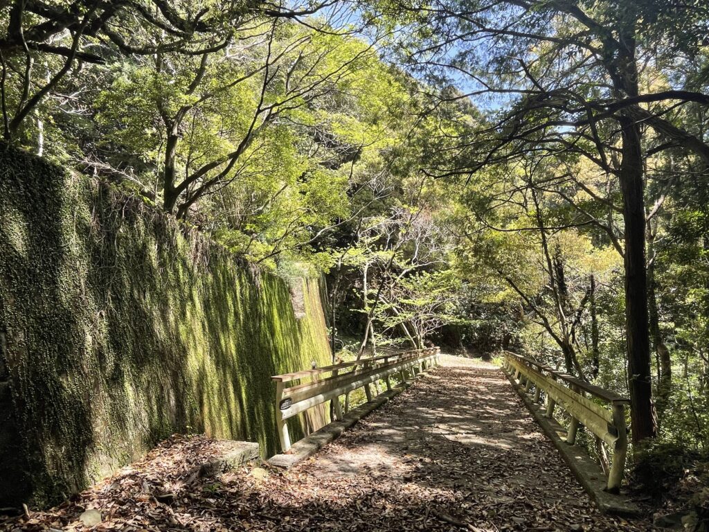 砂防ダムの横を通る