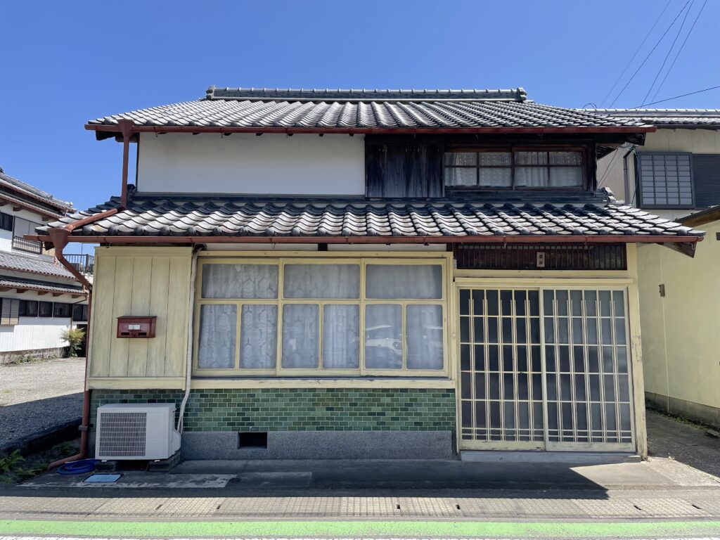 タイルと白い窓枠の古民家