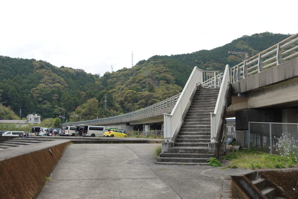 国道へ戻る階段