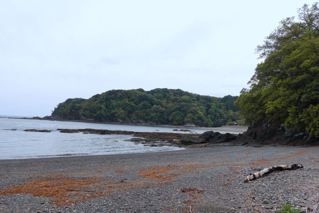 浜を分断する岩場