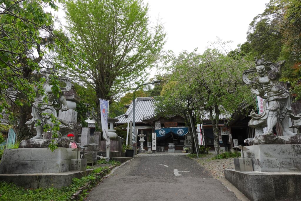 別格4番霊場・八坂寺(鯖大師)の仁王像