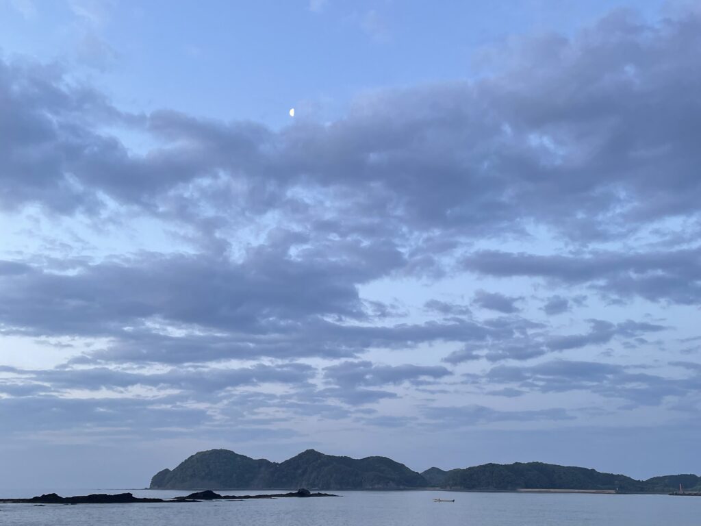 明けの空に浮かぶ下弦の月